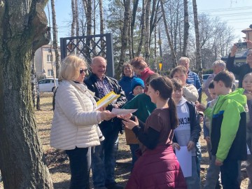 Dziuplaki i budki lęgowe – wieszanie budek w Szkole Podstawowej nr 7 w ramach projektu „Z Przyrodą na Ty” , 